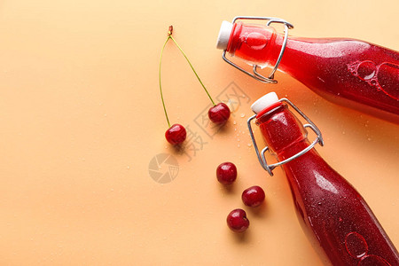 瓶在颜色背景的新鲜的樱桃汁背景图片