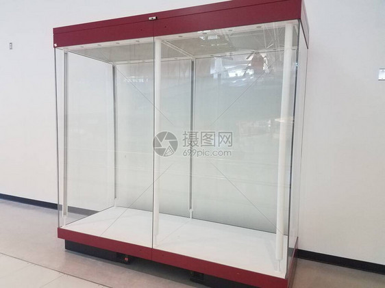 一个空的大红色玻璃展示柜图片