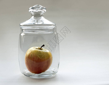红苹果在一个玻璃图片