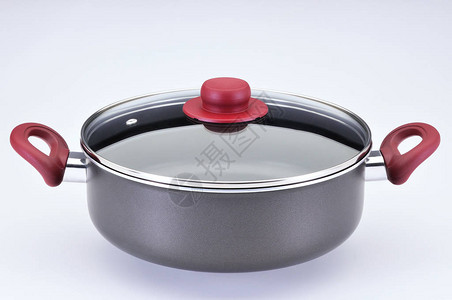 煮饭煲汤带玻璃盖的灰色锅和白色背景上的红色细节背景