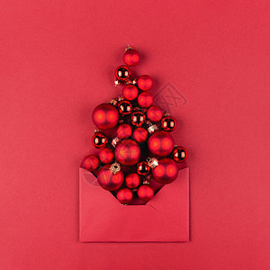 概念贺卡和圣诞树用红色圣诞球做成的红底背图片