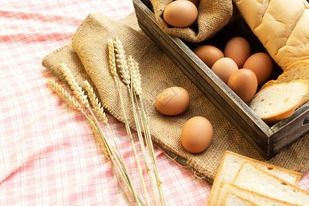 早餐和烤面包概念新鲜的香味面包和鸡蛋放在布袋上图片