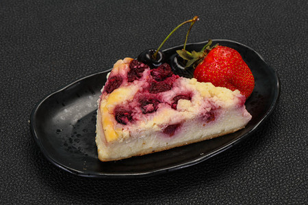 樱桃芝士蛋糕配草莓和薄荷图片