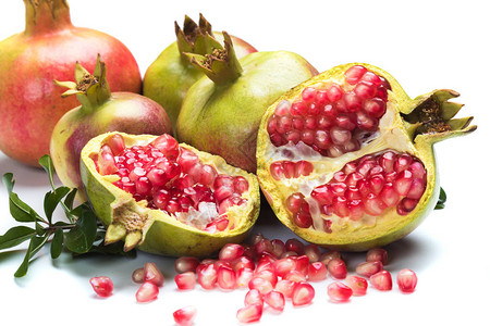 成熟的石榴用红色种子打开的地中海水果背景图片