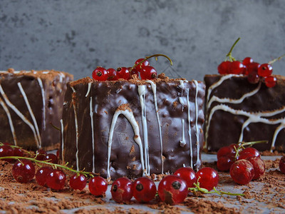 红醋栗巧克力粉巧克力蛋糕一种美丽可口的巧克力甜点背景图片