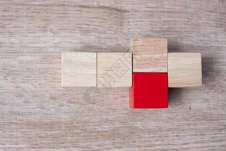 建筑上的红色木块商业规划风险管理解决方案战略不同和独特的概念单图片