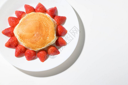 白色背景上有太阳形状的可爱煎饼草莓图片