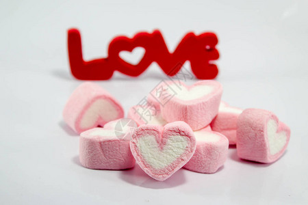 粉红心脏形状带有爱情文字图片
