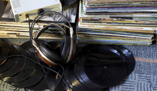 耳机和黑胶唱片45e33rpm唱片收藏用耳机听模拟光盘音响爱好者的高图片