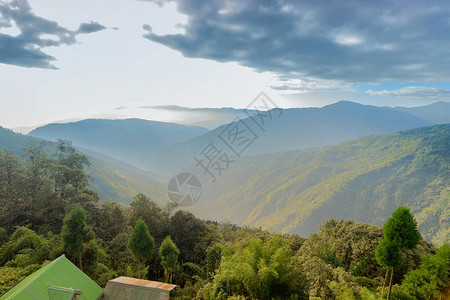 喜马拉雅山坡之间的绿峡谷图片