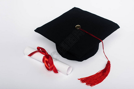 黑色毕业上限有红船和文凭背景图片