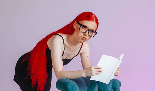 红长发女孩阅读白书粉红色背图片