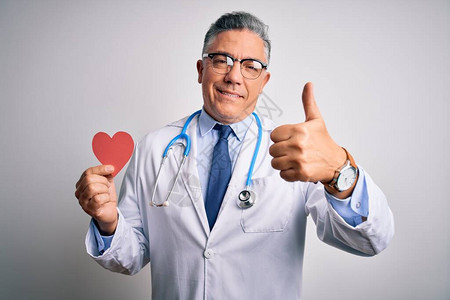 中年英俊的灰发医生拿着红纸的心图片