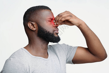 工作过度的Afro人摸着鼻子桥眼图片