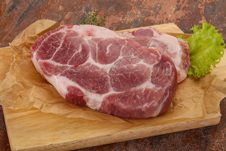 木板上的生猪肉牛排准备烹饪图片