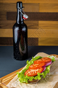 早餐番茄三明治和沙拉在图片