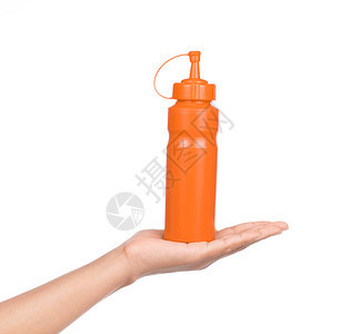 手拿着一瓶孤立在白色背景上的辣椒酱图片