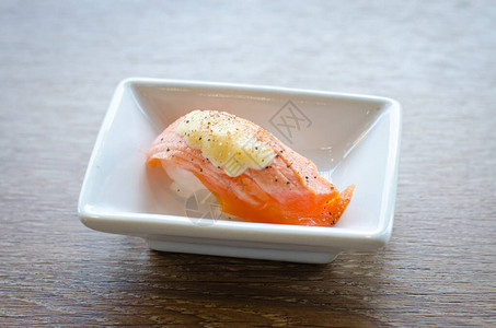 三文鱼棋盘寿司日本食品图片