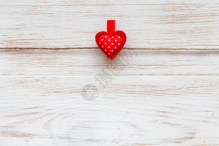 红波尔卡圆点心脏在生锈木材背景的衣橱上图片