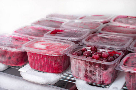 塑料箱中的冷冻樱桃有机食品的天然成分图片