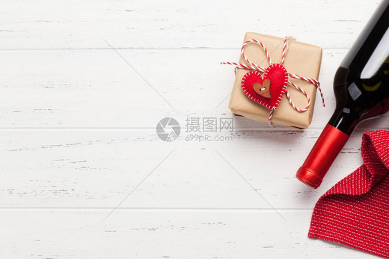 情人节礼物盒和红酒瓶装在木背景上图片