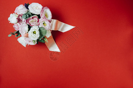 红色背景上的一束鲜花背景图片