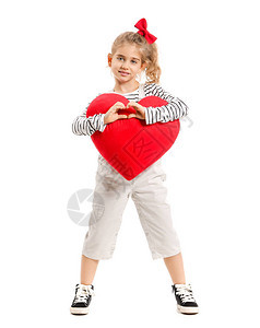 白种背景的枕头和心脏形状的可爱小女孩图片
