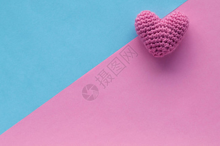 粉红心脏在蓝色和粉红色的抽象背景上编织图片