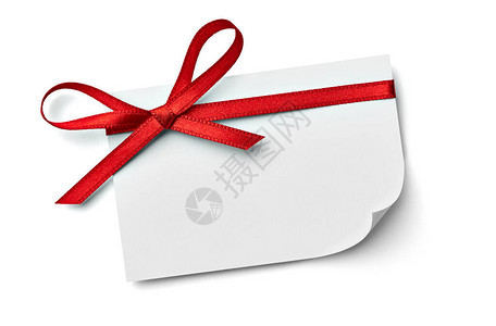 白色背景上带有红色丝带蝴蝶结的便条卡的特写图片
