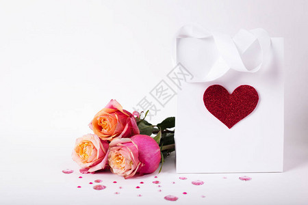 白色背景情人节背景红心纸包中的玫瑰和礼物图片