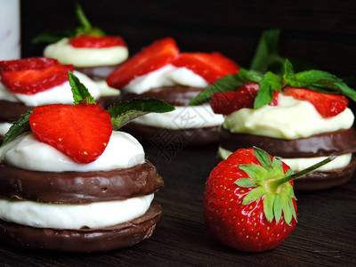 巧克力饼干加奶油酪和草莓草莓牛奶饮料装在瓶子里最佳景色薄背景图片