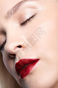 脸部女部分的近视宏观肖像用红嘴唇和美容化图片