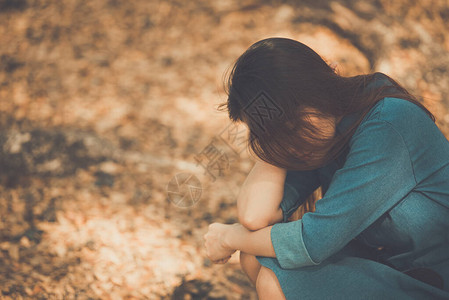 美丽的泰国女人因单相思而悲伤图片