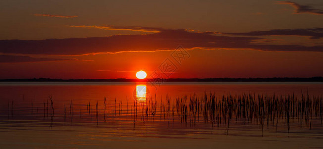 日落时分的湖景图片