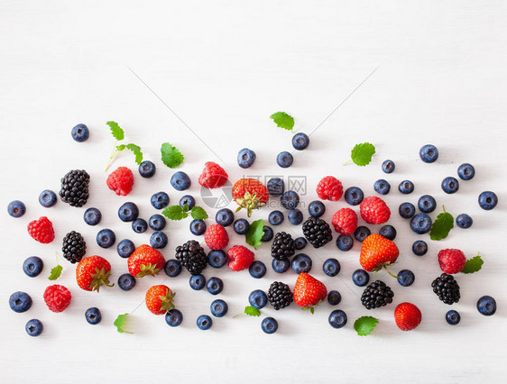 在白色背景的什锦浆果蓝莓草莓图片