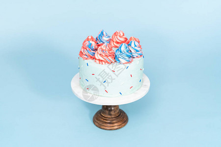 红色白色和蓝色的圆形蛋糕图片