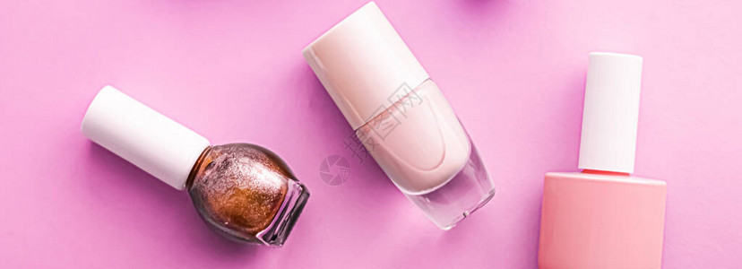 粉红色背景的指甲油瓶品牌图片