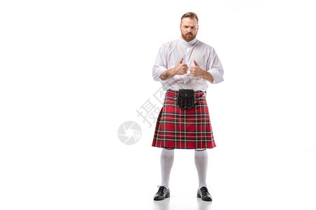 苏格兰红头发红胡子男穿红色薄油棉裙在白色背高清图片
