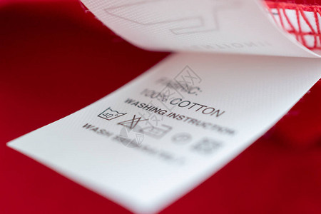 红棉衬衣上贴有衣服标签的白色图片