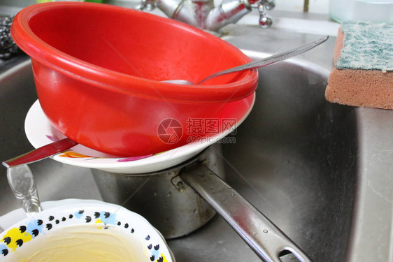 厨房金属水槽里的脏盘子厨房里脏盘子的照片不锈钢水槽它包含图片
