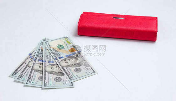 白种背景的红钱包和100元钞票图片