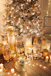 由圣诞灯光和蜡烛装饰的图片