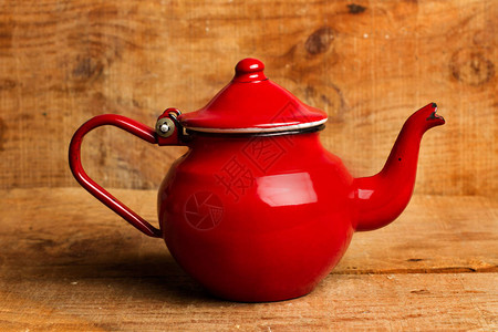 木桌上的红茶壶图片