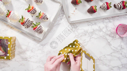 将巧克力浸泡的草莓包装成纸盒作为图片