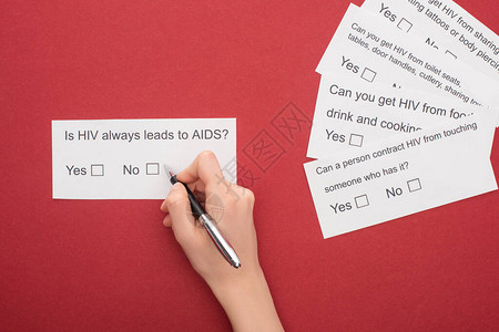 接受红色背景艾滋问卷调查的妇女的局部偏执观图片