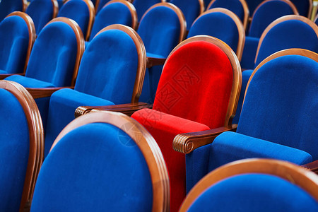 蓝色座位中的红色椅子会议室里有特图片