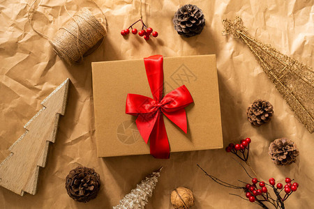 工艺纸背景上的礼品盒和圣诞装饰带有圣诞气氛的冬季节日作文图片