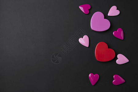 情人节背景与粉红和心在黑色上图片