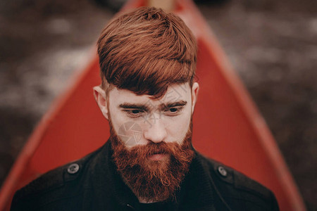 一位穿着大衣长着红胡子的英俊红头发男背景图片