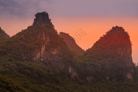 李河沿岸背景图片